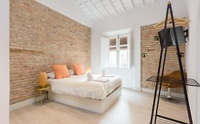 Te1A-El Teatro Brick Wall Suite Prime Location
